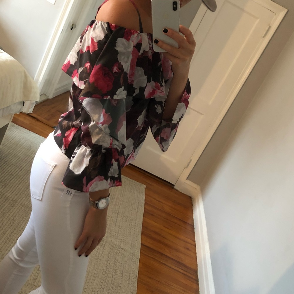 Scripted NWT floral cold shoulder top